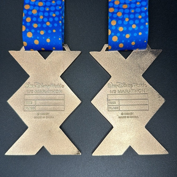 Disney Run 2017 2 medals Half Marathon 13.1 Donald Duck 20th Anniversary - Picture 2 of 5